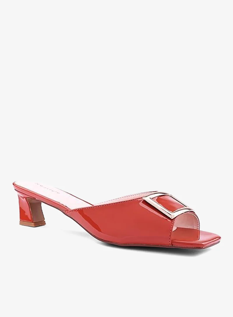 أيقون صنادل بكعب مزينة بأشرطة