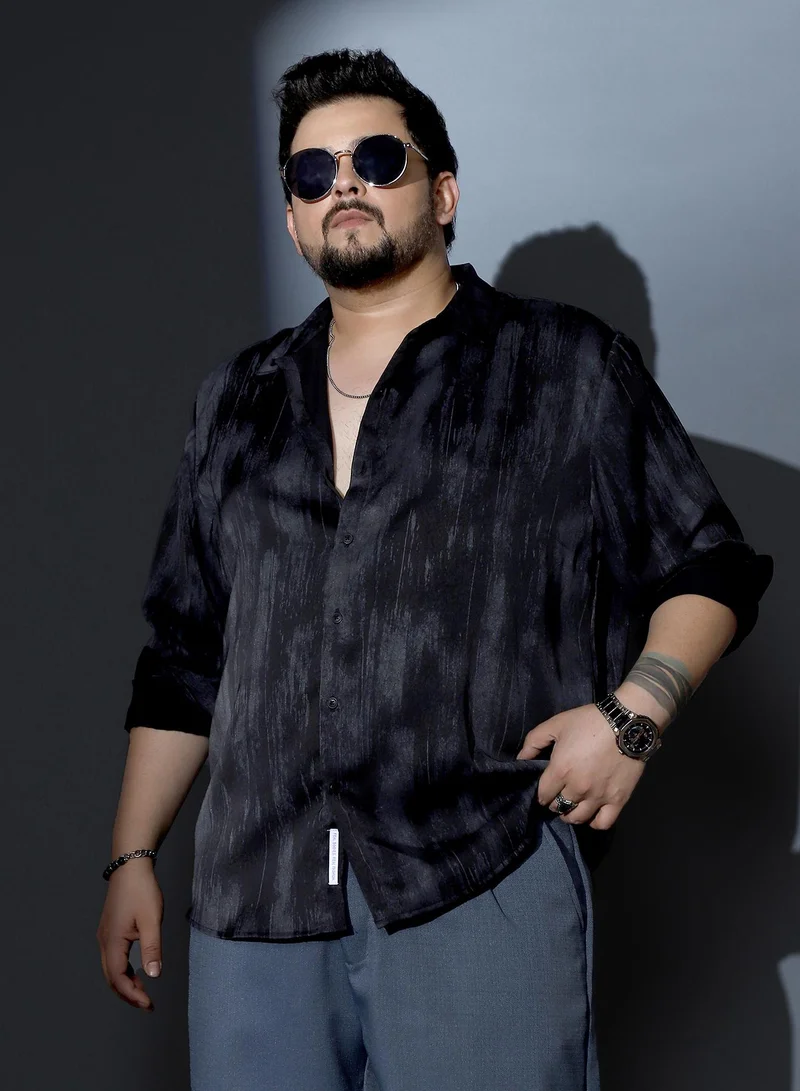 انستافاب بلس قميص ساتان لامع رجالي   بياقة ممتدة وأكمام طويلة بأزرار وحافة منحنية وطبعة مجردة سادة من نسيج منسوج للمناسبات المسائية باللون الأسود الليلي