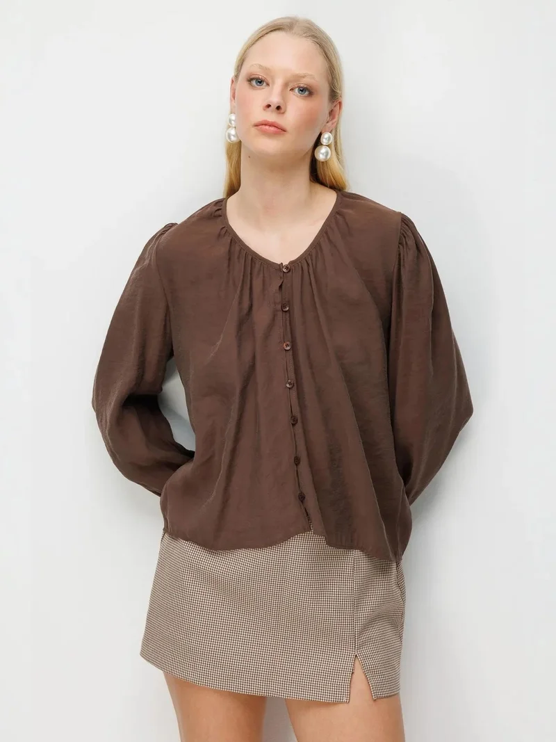 ميكسراي MIXRAY Textured Button-Up Crew Neck Blouse