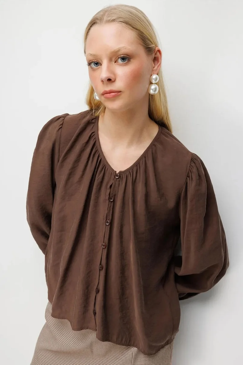 ميكسراي MIXRAY Textured Button-Up Crew Neck Blouse