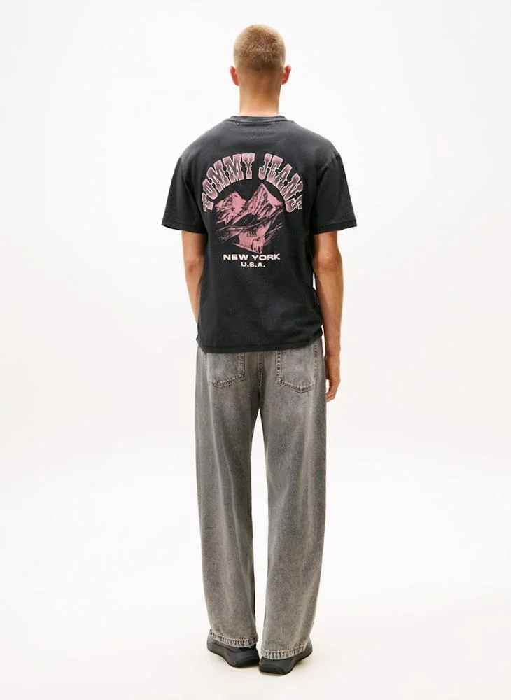 تومي جينز تيشيرت بياقة مستديرة وقصّة مريحة بطبعة خلفية