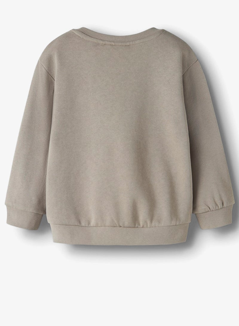 نيم ات سويت شيرت أطفال بياقة مستديرة بطبعة جرافيك - Image 2