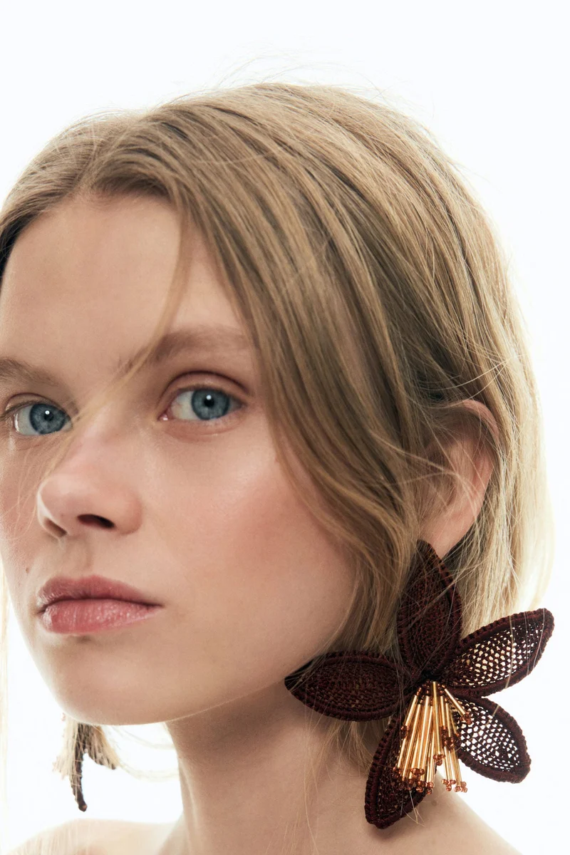 اتش اند ام أقراط كبيرة على شكل زهرة