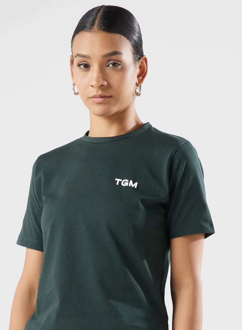 ذا جيفينج موفمنت تيشيرت بقصة عادية