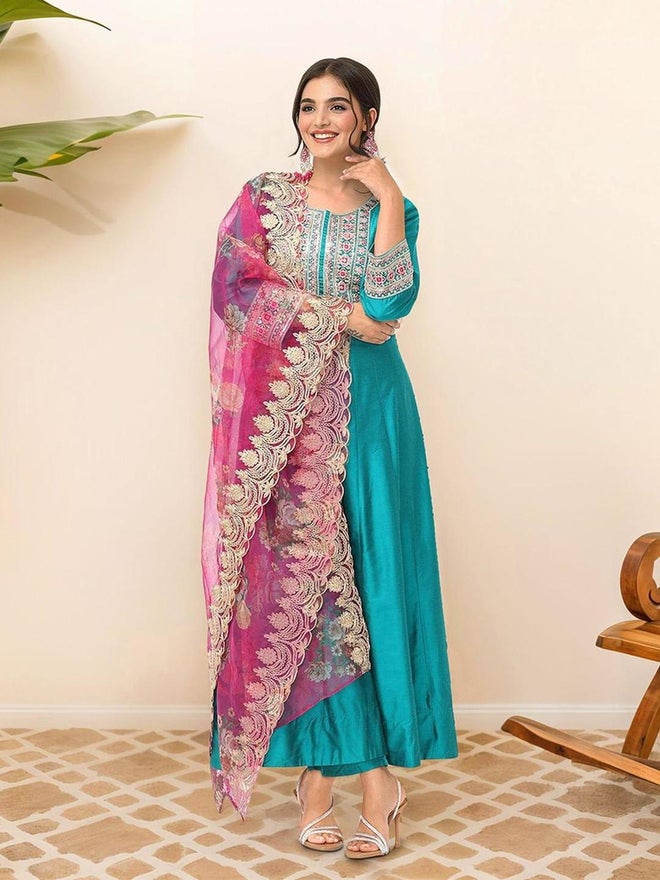 آي شين طقم كورتا نسائي مطرز باللون الأخضر مع بنطلون ودوباتا من إيشين - Image 1