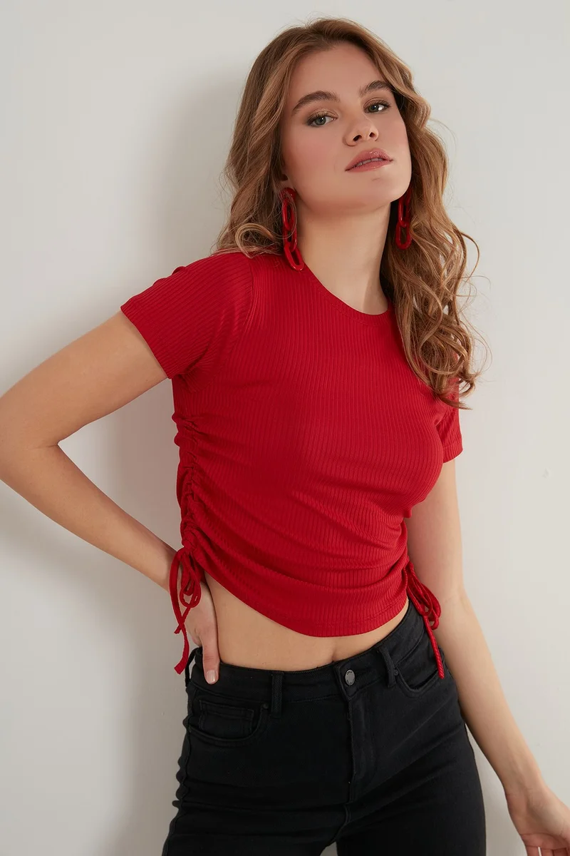 ليلا بلوزة قصيرة بأكمام قصيرة وجانب مجمع للنساء 5864010