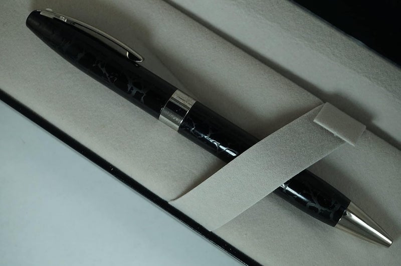 SHEAFFER قلم شيفر اليدوي المصنوع في الولايات المتحدة الأمريكية من مجموعة ليغاسي هيريتاج بمظهر الجلد الأسود الرسمي مع تفاصيل بالاديوم - Image 2