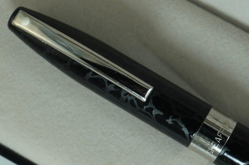 SHEAFFER قلم شيفر اليدوي المصنوع في الولايات المتحدة الأمريكية من مجموعة ليغاسي هيريتاج بمظهر الجلد الأسود الرسمي مع تفاصيل بالاديوم - Image 3