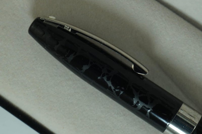 SHEAFFER قلم شيفر اليدوي المصنوع في الولايات المتحدة الأمريكية من مجموعة ليغاسي هيريتاج بمظهر الجلد الأسود الرسمي مع تفاصيل بالاديوم - Image 4