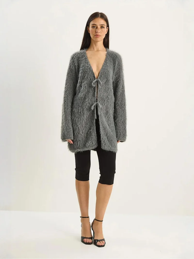 بيانكو لوتشي كارديجان ميدي برقبة على شكل حرف  مع رباط من لوكسي