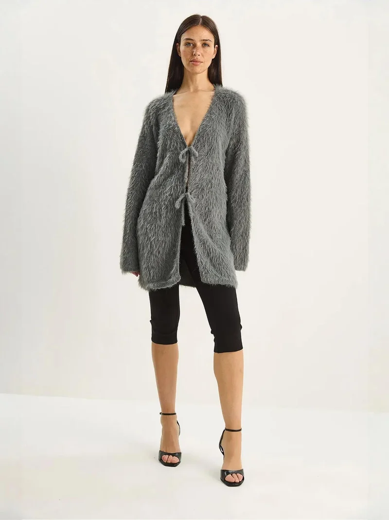 بيانكو لوتشي كارديجان ميدي برقبة على شكل حرف  مع رباط من لوكسي