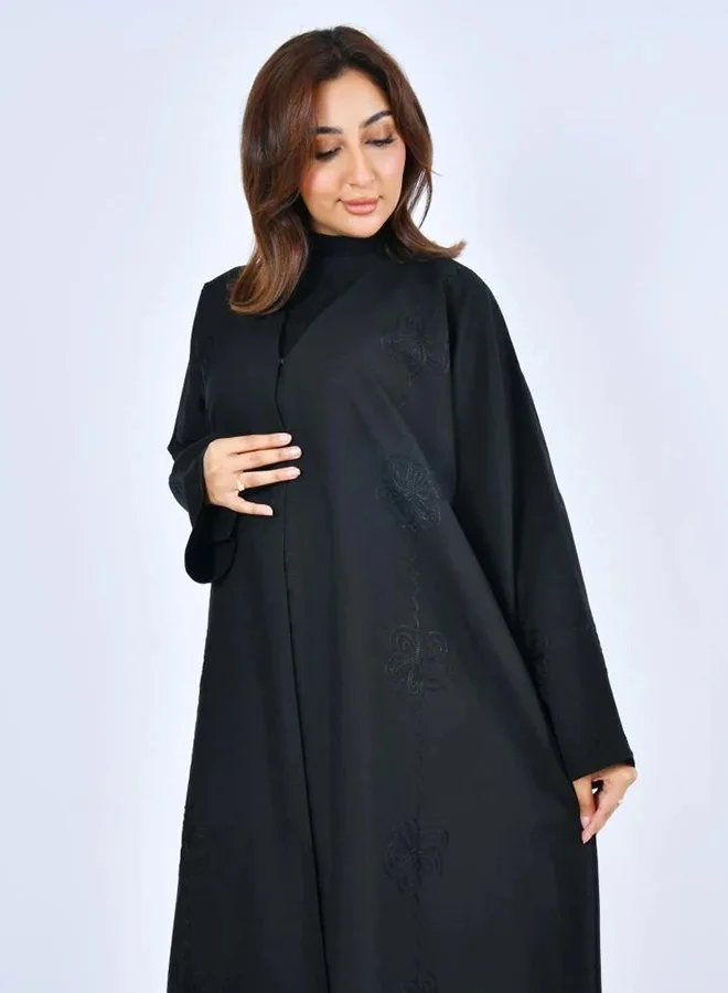 عبايات لمحة عباية سوداء يومية مغلقة بطقطق مزينة بتطريز