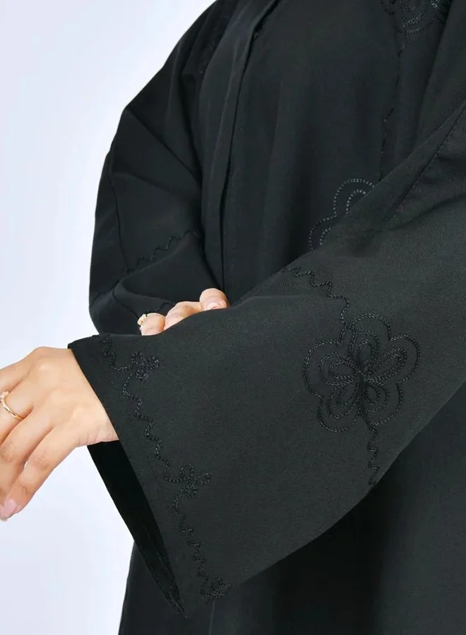 عبايات لمحة عباية سوداء يومية مغلقة بطقطق مزينة بتطريز