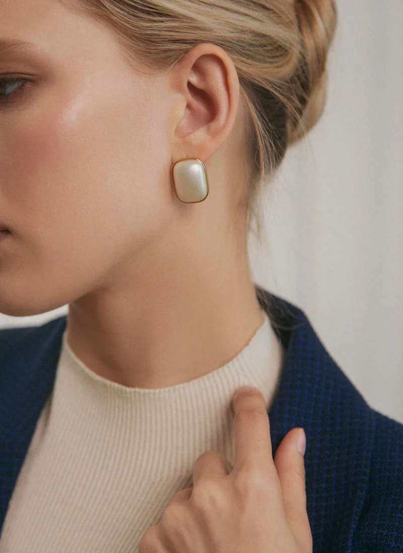 Lichi Stud earrings with rectangular pearlescent inserts