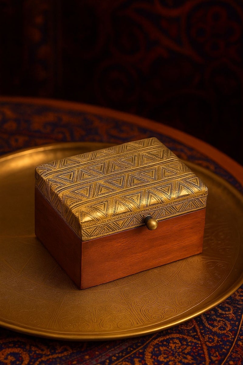 Roman Gifts صندوق خشبي مصنوع يدويًا مع زخرفة نحاسية - منظم أنيق للمجوهرات، التذكارات وبخور - Image 1