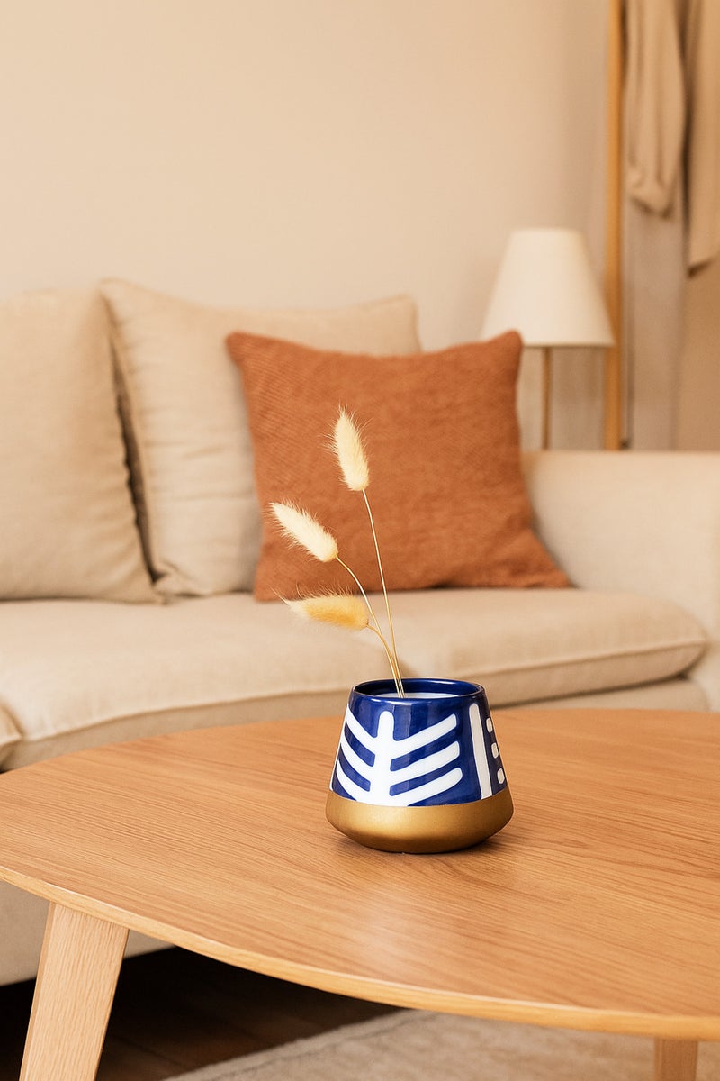 ماريا هومز وعاء سيراميك أزرق داكن وأبيض – وعاء زخرفي هندسي حديث - Image 1