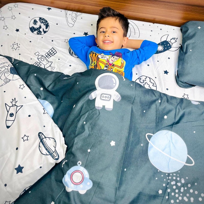 FAMYO Famyo 4pc Bedding Set King Size 250 TC Fitted Bedsheet Comforter Cover 2 Pillow Covers for Kids Duvet Bedding Set Astronaut in Space  - Image 5