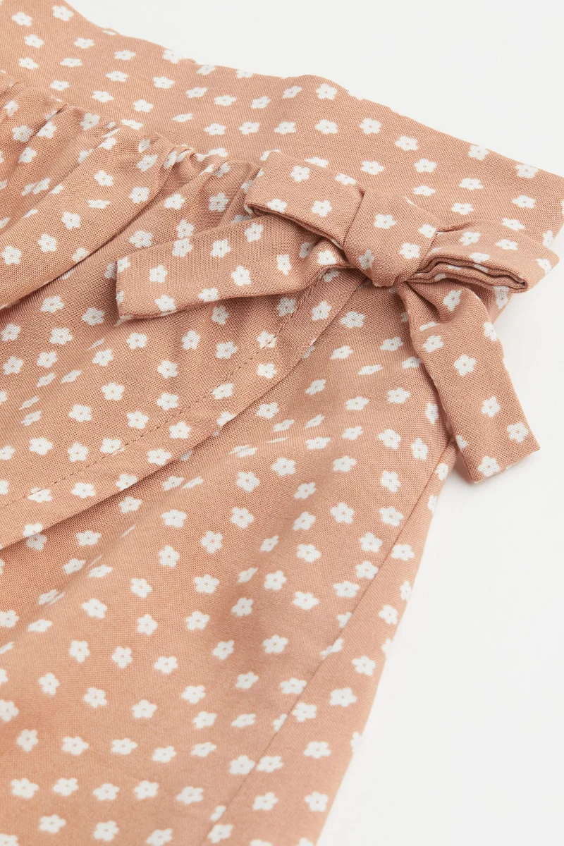 اتش اند ام تنورة منقوشة بتصميم ملفوف