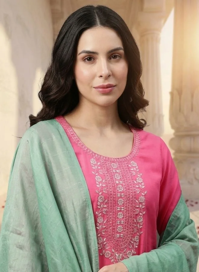 يوريس طقم كورال مطرز للنساء بياقة مستديرة وأكمام ثلاثة أرباع مع دوباتا وشق جانبي