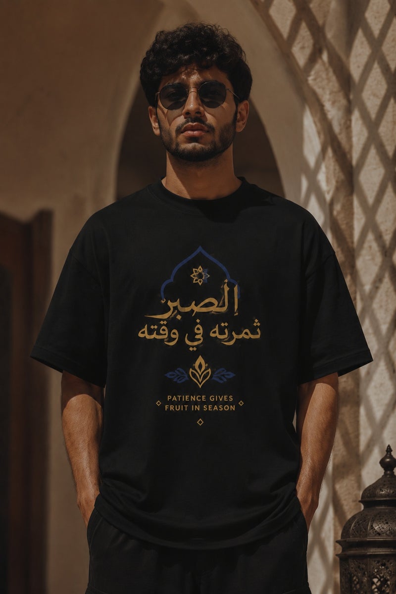تي شيرت رجالي أسود بطبعة عبارة عربية وقصة واسعة تصميم كاجوال عصري بأكمام قصيرة وياقة دائرية - Image 2