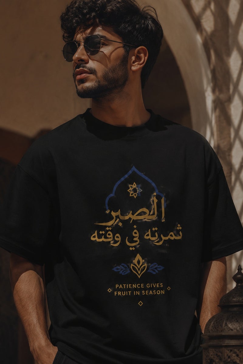 تي شيرت رجالي أسود بطبعة عبارة عربية وقصة واسعة تصميم كاجوال عصري بأكمام قصيرة وياقة دائرية - Image 1