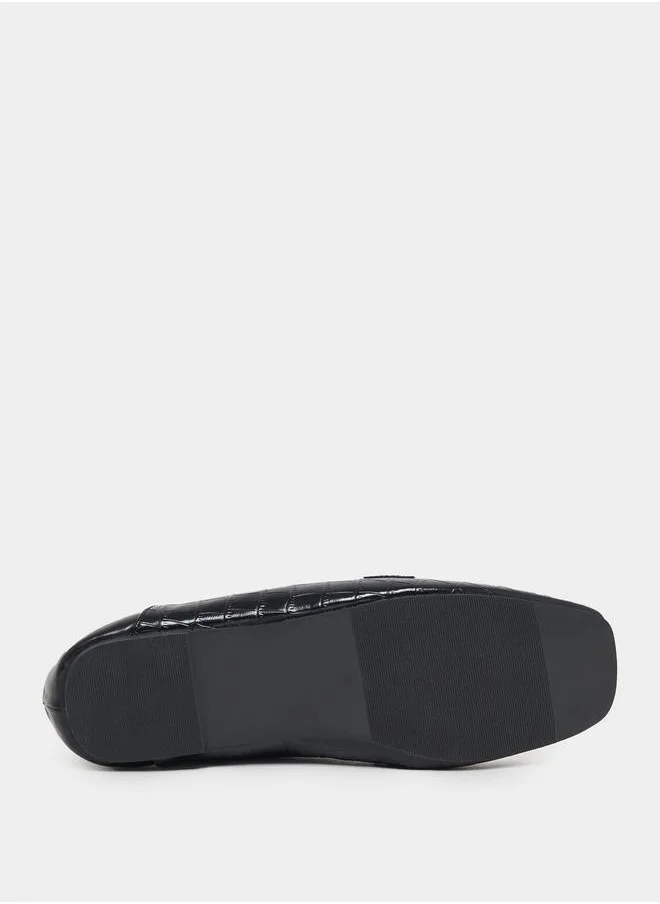 Styli Metallic Chain Accent Textured Loafers