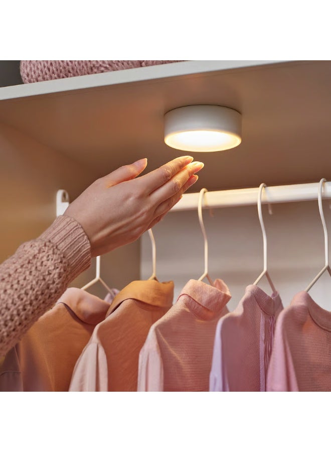 كشاف LED يعمل بالبطارية - إضاءة حائطية لاسلكية بيضاء للاستخدام الداخلي - إضاءة مميزة لاصقة برأس قابل للتعديل - مثالية للخزائن والخزائن والممرات  - Image 5