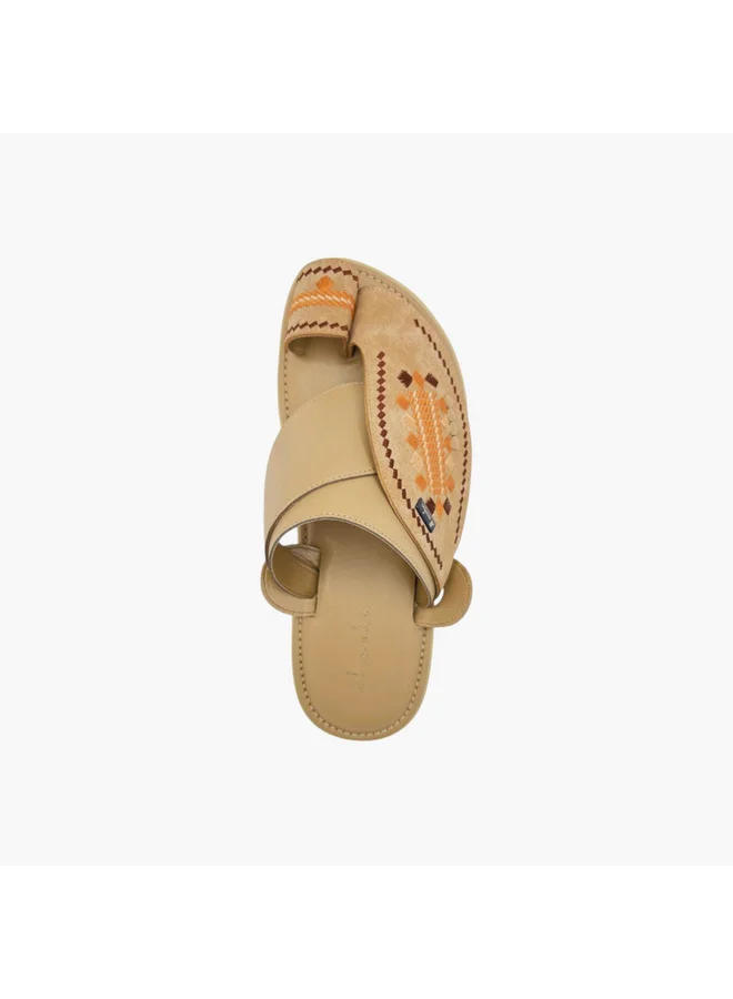 الواحة Men's Textured Slip-On Arabic Sandals with Toe Loop Detail
