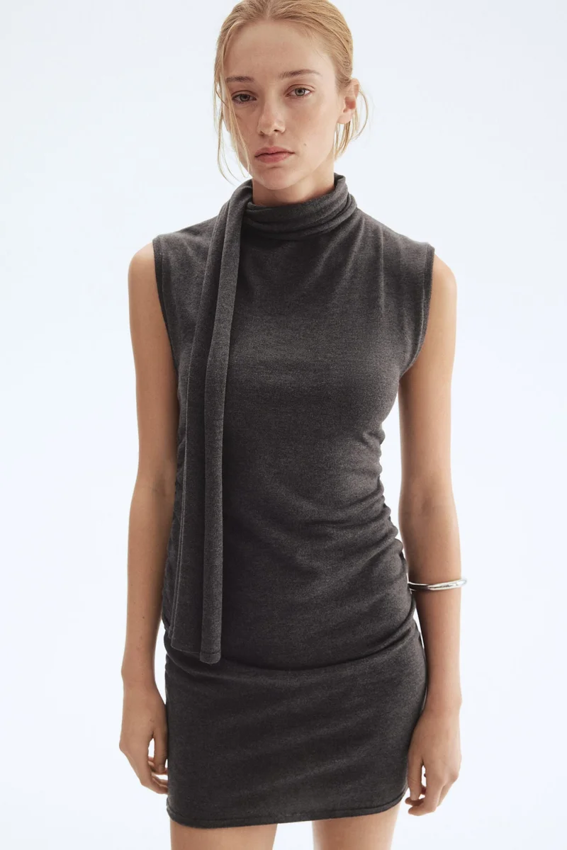 اتش اند ام فستان بقبة على شكل وشاح