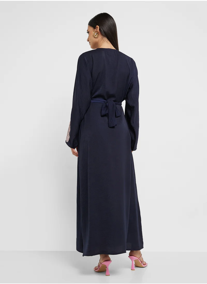 هيا كلوزيت Straight Sleeve Round-Neck Abaya