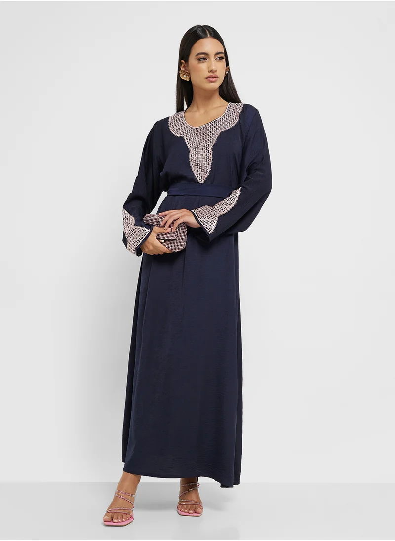 هيا كلوزيت Straight Sleeve Round-Neck Abaya