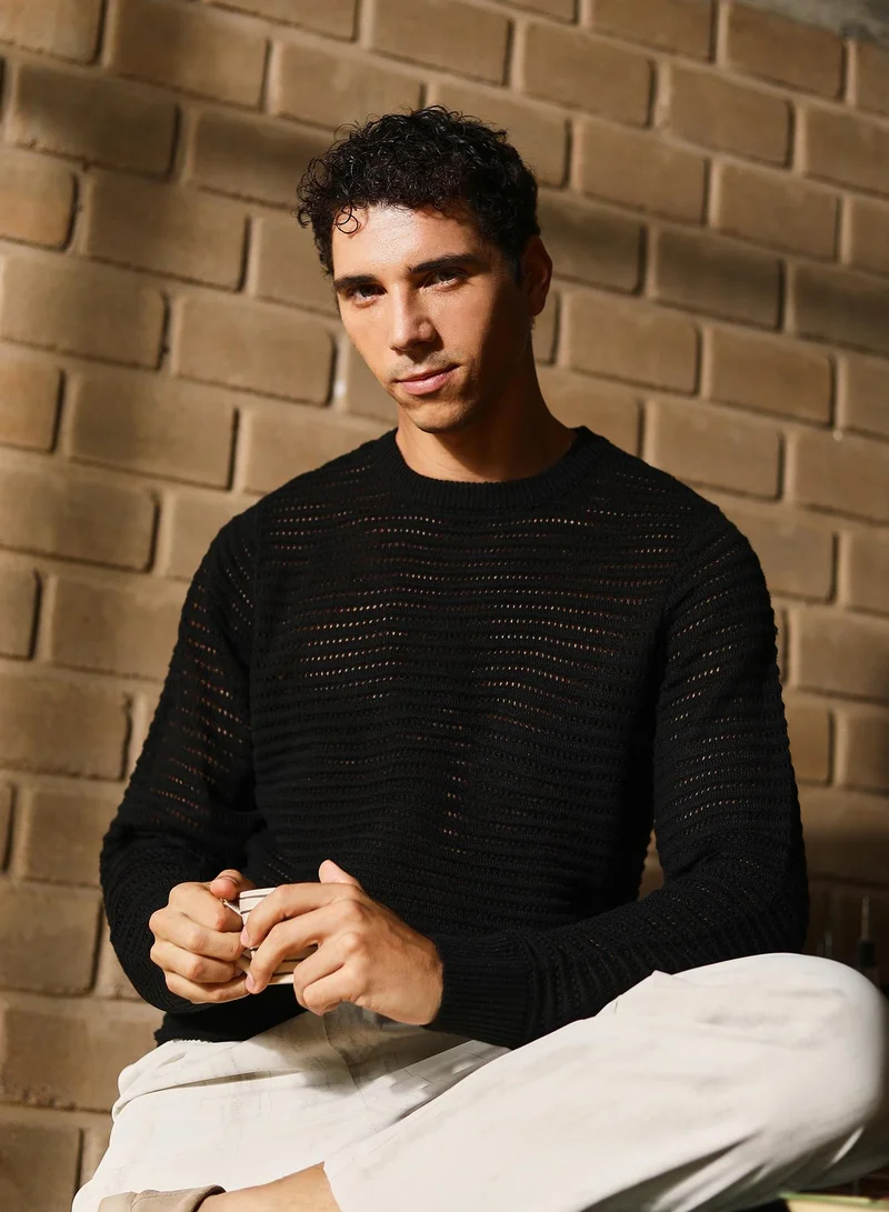 كامبوس سوترا كنزة رجالية محبوكة فضفاضة بياقة دائرية بنمط جاكار بلون أسود داكن