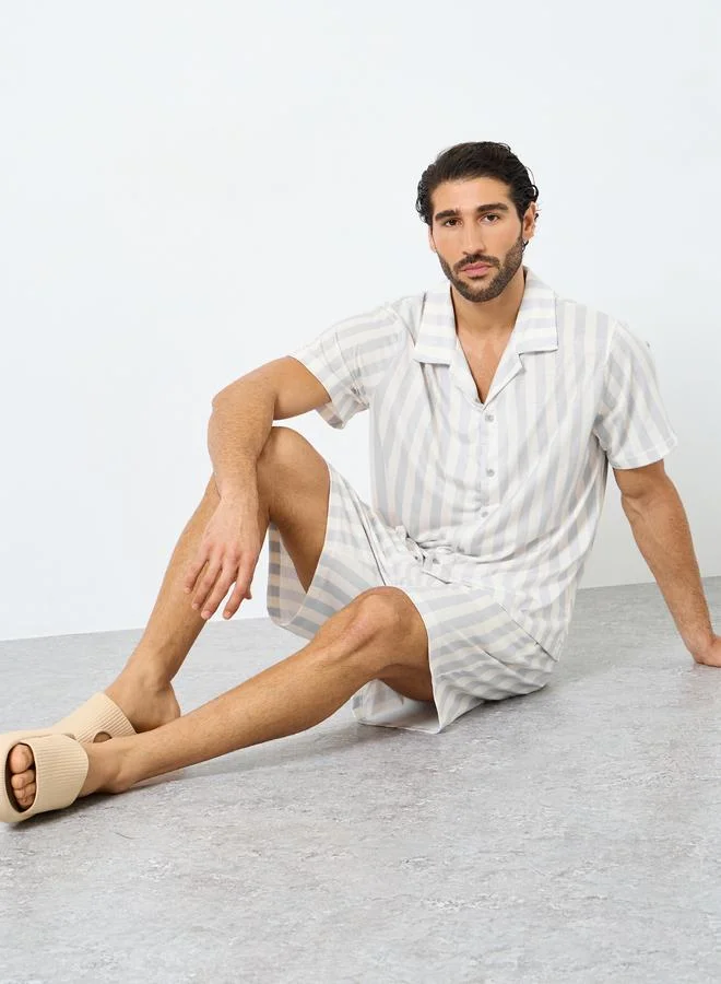 ستايلي طقم قميص وشورت بأكمام قصيرة وخطوط بيضاء