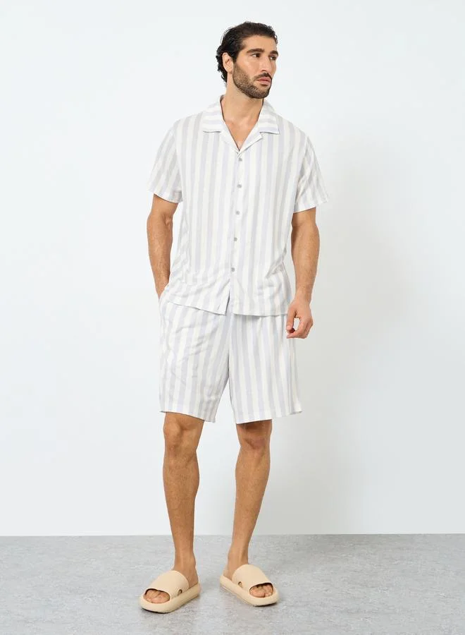 ستايلي طقم قميص وشورت بأكمام قصيرة وخطوط بيضاء