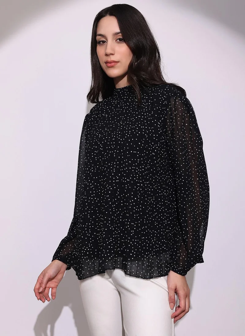 جلو باص بلوزة نسائية سوداء بطبعة تجريدية ورقبة عالية وأكمام أسقف وربطة خلفية وكشكش حفلات