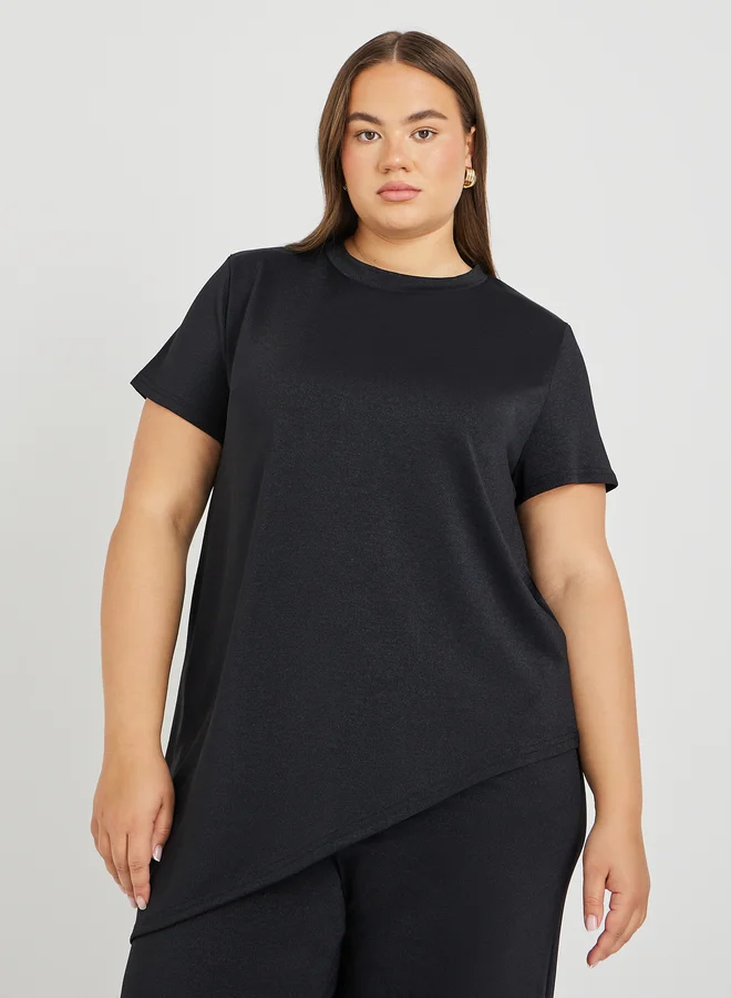 ستايلي طقم تي شيرت بحافة غير متماثلة وبنطلون واسع من Styli Plus Size