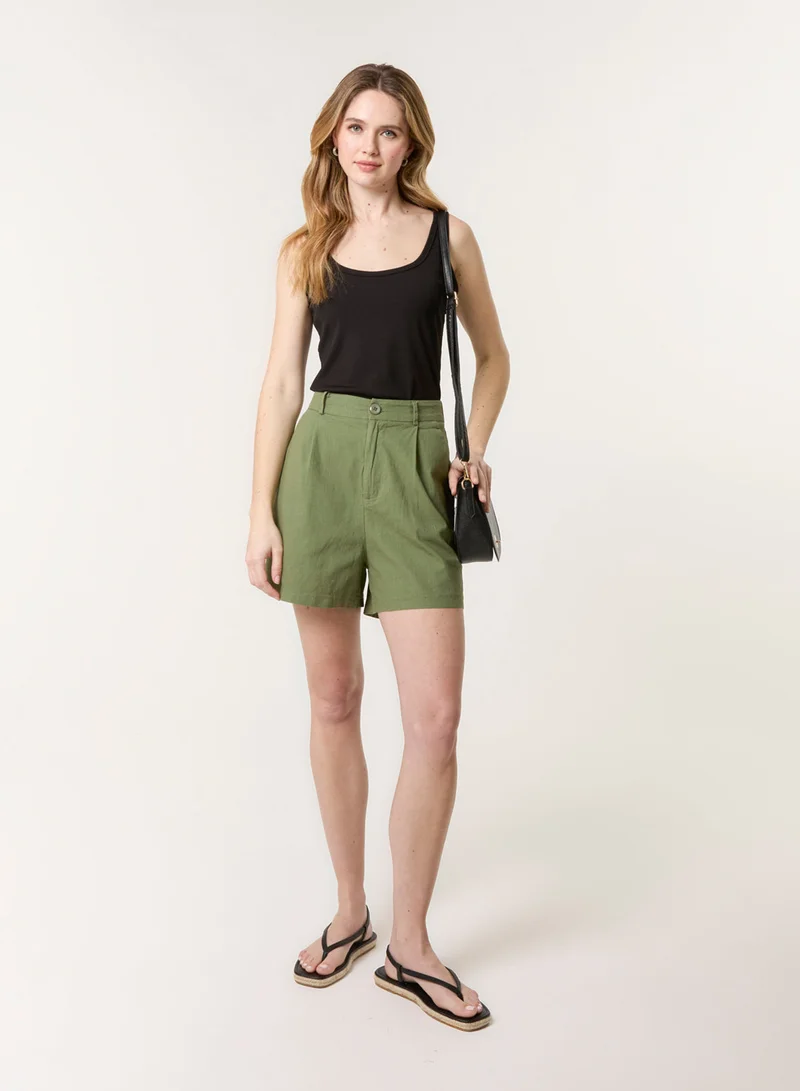 بلو فانيلا Shorts With Pleated Design