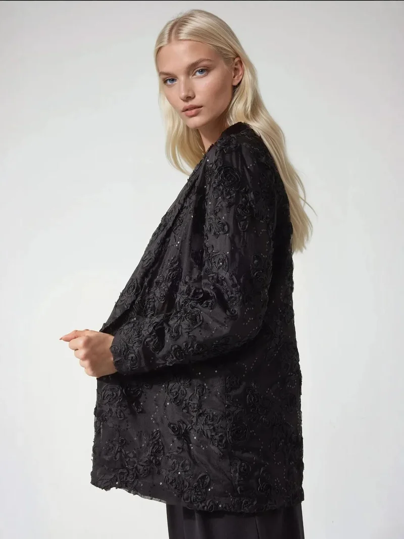 زوبعة بليزر بتفاصيل زهور وترتر من مجموعة بيكا