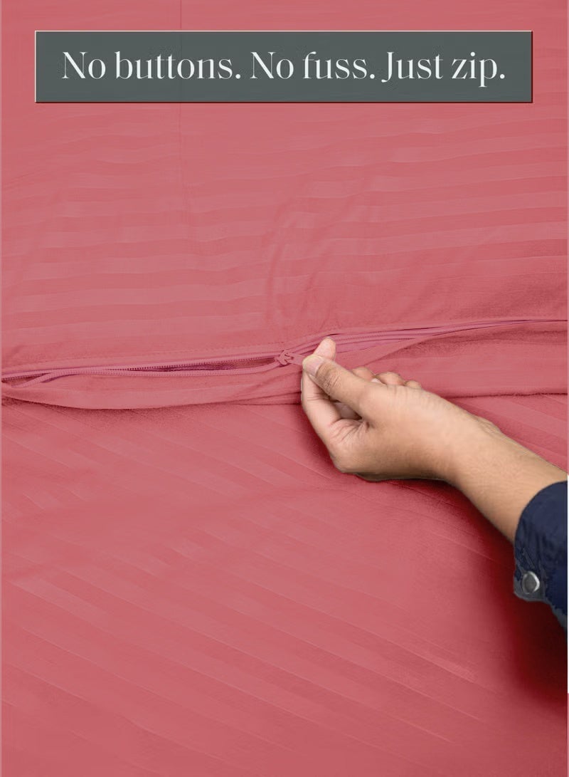 إي وورلد طقم لحاف مخطط فاخر لكل المواسم – طقم 4 قطع باللون الوردي الغباري | حجم كينغ 220×240 سم | فائق النعومة، مقاوم للتجاعيد ومصنوع في دبي | يشمل غطاء لحاف، ملاءة مطاطية (200×200 سم) و2 كيس وسادة (50×70 سم) - Image 3