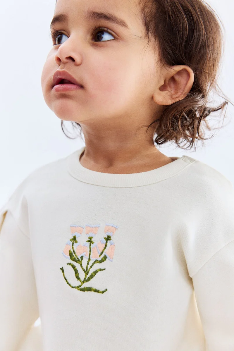 اتش اند ام سويت شيرت بتفاصيل مزخرفة