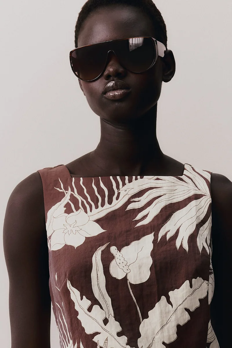 اتش اند ام فستان من قطن تويل بقبة مربعة