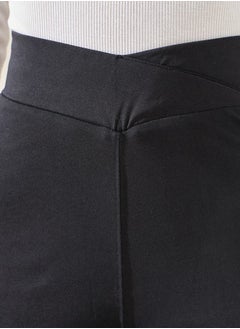 Styli بنطال ضيق سادة بحزام خصر متقاطع وواسع من الأسفل  - Image 3