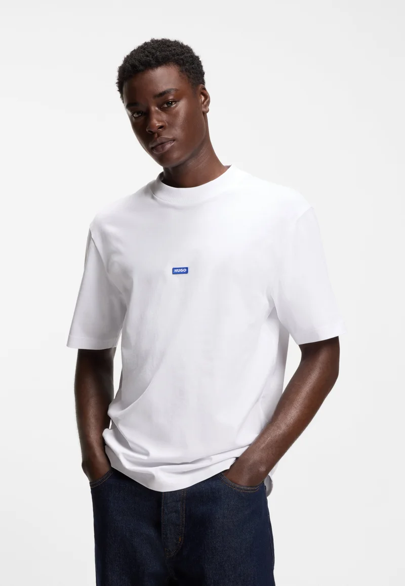 هوجو تيشيرت قطن بقصة عادية مع رقعة شعار زرقاء