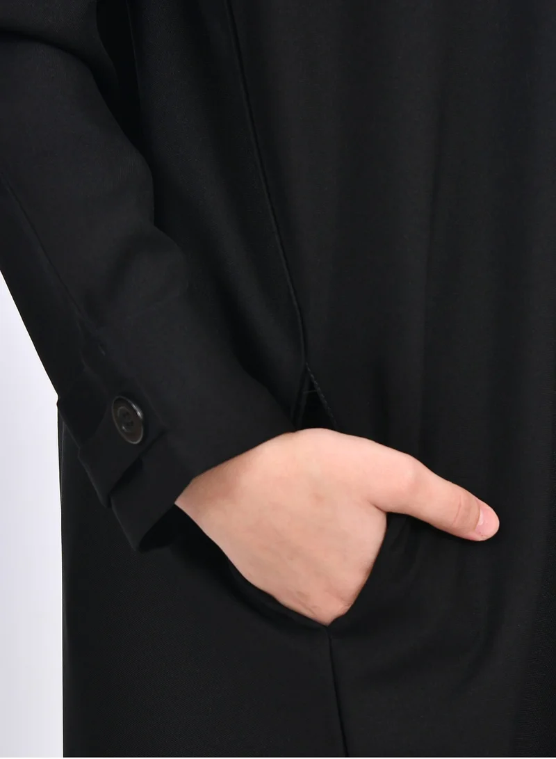 عبايات حوراء عبايه بناتيه رسميه مغلقة بطقطق تتميز بكسرات من الخلف وجيوب مخفية
