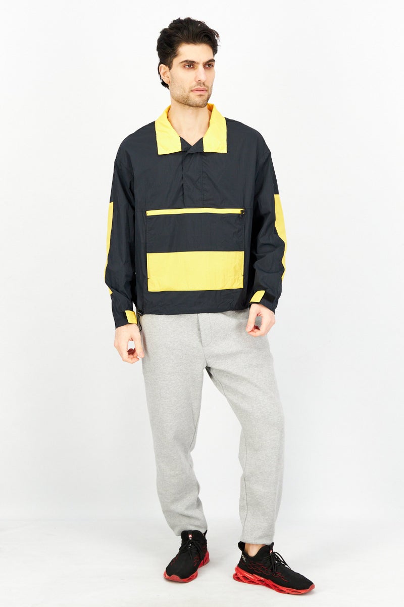 Aigle جاكيت واقي من الرياح بأكمام طويلة وياقة منتشرة للرجال، أسود - Image 3