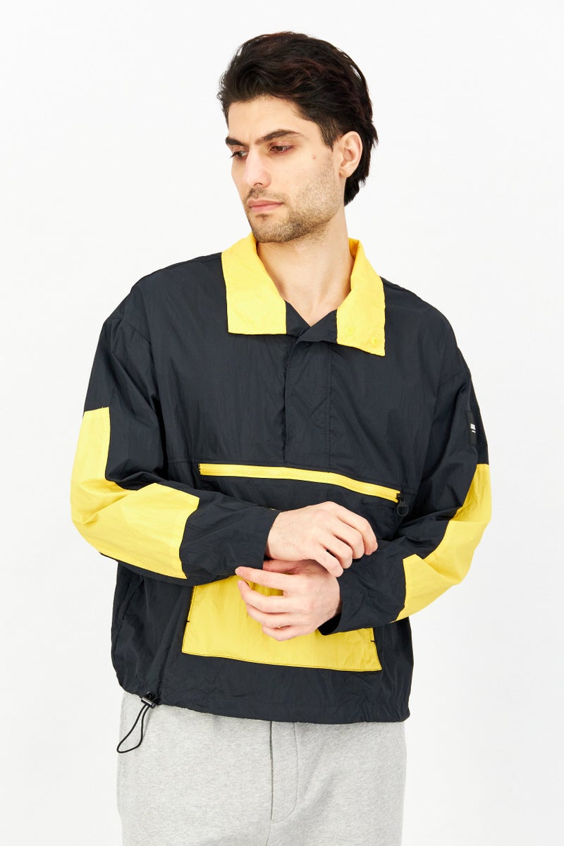 Aigle جاكيت واقي من الرياح بأكمام طويلة وياقة منتشرة للرجال، أسود - Image 1