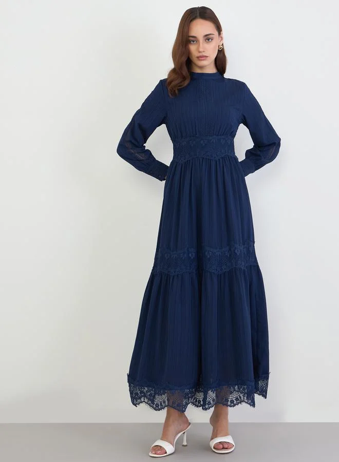 ستايلي فستان طويل بطبقات وتفاصيل دانتيل