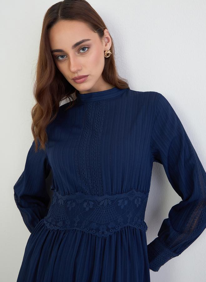 ستايلي فستان طويل بطبقات وتفاصيل دانتيل - Image 3