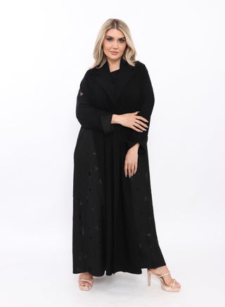 Abaya with a collar made of luxurious crepe and decorated on the side with a printed fabric with crystals. Regular sleeve