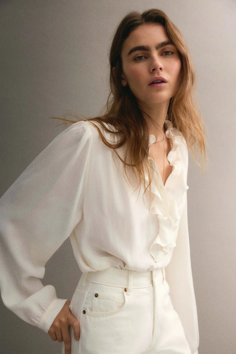 اتش اند ام بلوزة فيسكوز بياقة مكشكشة